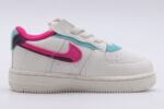 Nike Air Force fille – Blanches avec détails roses et bleus