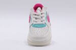 Nike Air Force fille – Blanches avec détails roses et bleus - Image 4