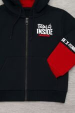 Sweat garçon à capuche noir et rouge imprimé "INSIDE" - Image 2