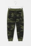 Pantalon de sport garçon camouflage vert – vue de face Pantalon de sport garçon camouflage – vue de dos Détail tissu camouflage pantalon de sport garçon