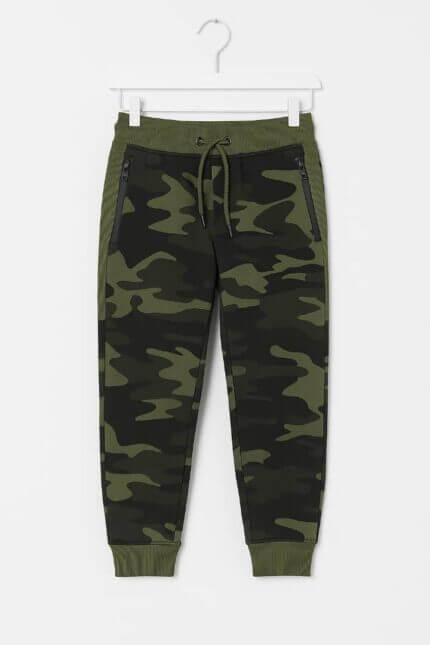 Pantalon de sport garçon camouflage vert – vue de face Pantalon de sport garçon camouflage – vue de dos Détail tissu camouflage pantalon de sport garçon