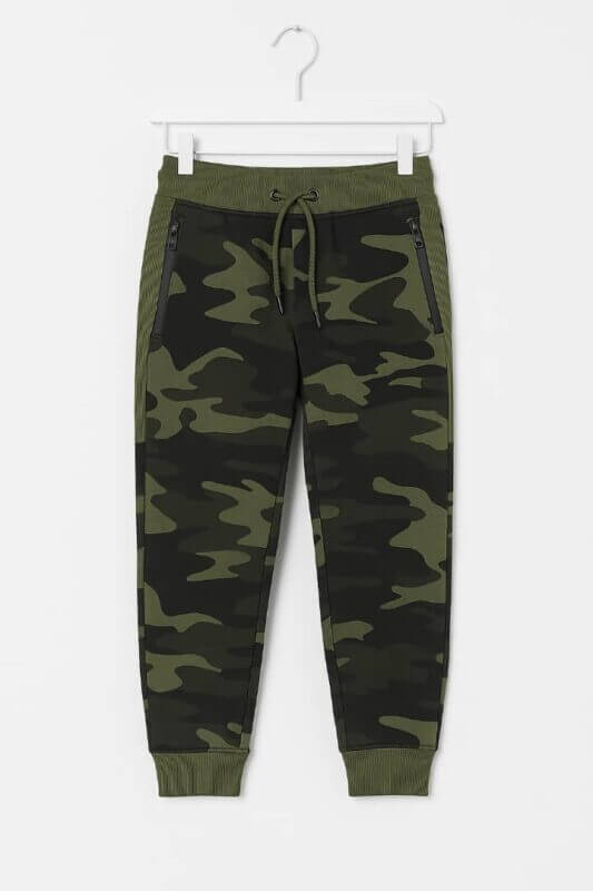 Pantalon de sport garçon camouflage vert – vue de face Pantalon de sport garçon camouflage – vue de dos Détail tissu camouflage pantalon de sport garçon