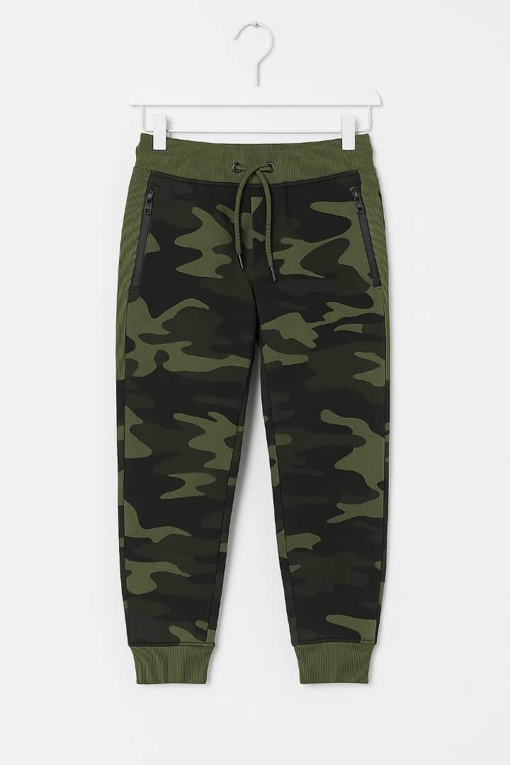 IMG-20250823-WA0085 Pantalon de sport garçon camouflage vert – vue de face Pantalon de sport garçon camouflage – vue de dos Détail tissu camouflage pantalon de sport garçon