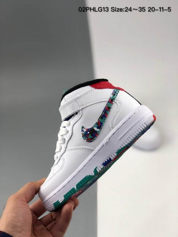 IMAGE 2025-09-15 15:46:58 Nike Air Force montant garçon blanches avec détails multicolores