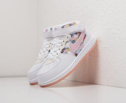 Nike Air Force fille blanches et roses avec détails multicolores