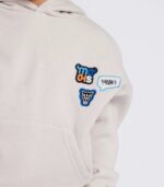 Hoodie garçon beige clair avec patchs brodés tendance - Image 3