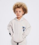 Hoodie garçon beige clair avec patchs brodés tendance