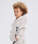 Hoodie garçon beige clair avec patchs brodés tendance - Image 2