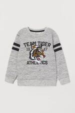 Sweatshirt garçon Team Tiger Athletics – 2 couleurs disponibles - Image 2