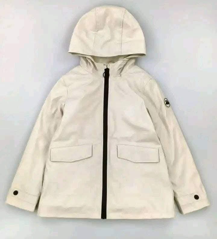 IMG-20251029-WA0019 Veste imperméable unisexe Primark pour enfants – 8 à 14 ans - Image 1