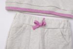 Ensemble jogging fille beige avec détails roses – Derek Heart - Image 3