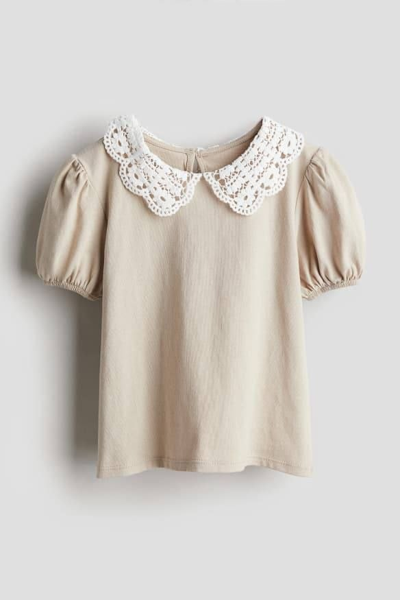 photo_2026-04-18_10-13-47 T-shirt Fille H&M Beige à Col Dentelle - Image 1