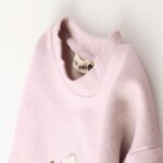 Sweat-shirt fille motif relief texture bouclette (Caniche / Boisson Gourmande) - Image 5