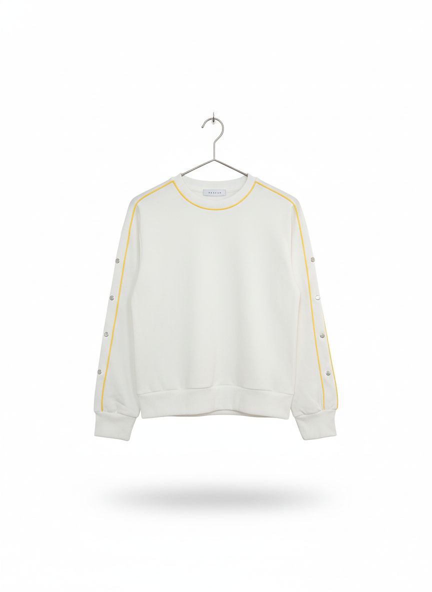 IMAGE 2026-08-16 11:05:58 Sweat-shirt col rond blanc - Détails liseré jaune et boutons-pression le long des manches - Image 1