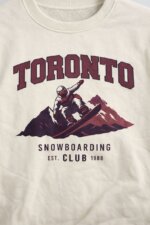 Sweat-shirt à Col Rond - Imprimé "TORONTO Snowboarding Club" Style Vintage (Écru / Blanc Cassé) - Image 3
