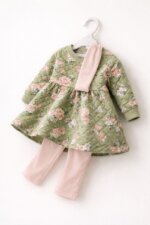 Ensemble Bébé Fille 3 Pièces Floral Matelassé - Robe-Tunique Vert Sauge, Legging Rose Poudré & Bandeau Assorti - Image 3