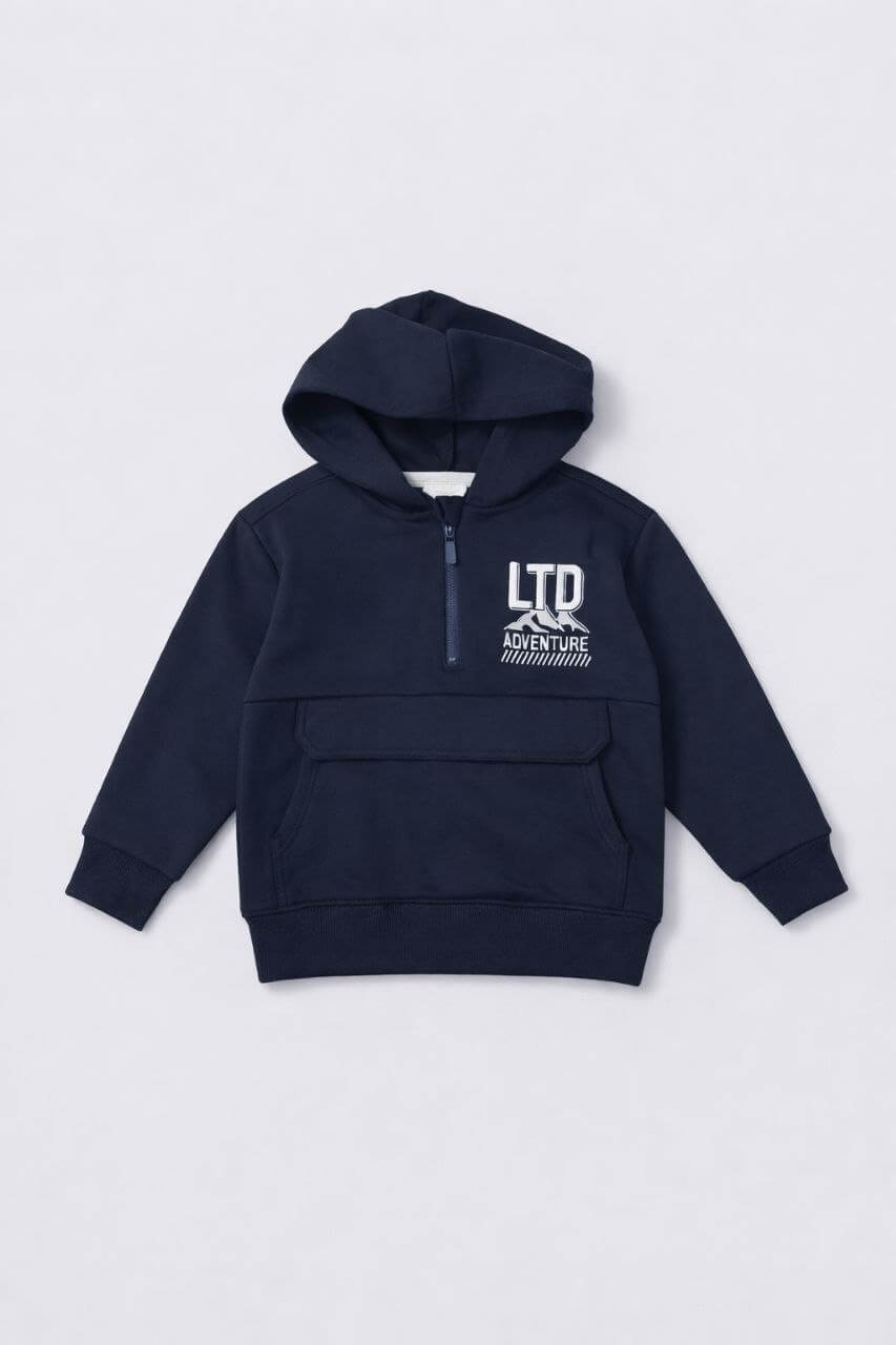 IMAGE 2026-09-01 13:27:30 Sweat à Capuche Enfant Bleu Marine Demi-Zip - Imprimé "LTD ADVENTURE" & Poche Ventrale - Image 1