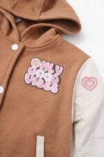 Veste Teddy à Capuche Fille Style Varsity - Blouson Marron & Crème à Écussons "ONLY GOOD VIBES" - Image 3