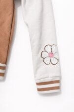 Veste Teddy à Capuche Fille Style Varsity - Blouson Marron & Crème à Écussons "ONLY GOOD VIBES" - Image 4