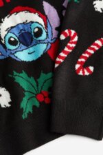 Pull de Noël Stitch Disney H&M – Maille Noir Jacquard Fêtes & Bonnet de Père Noël - Image 3